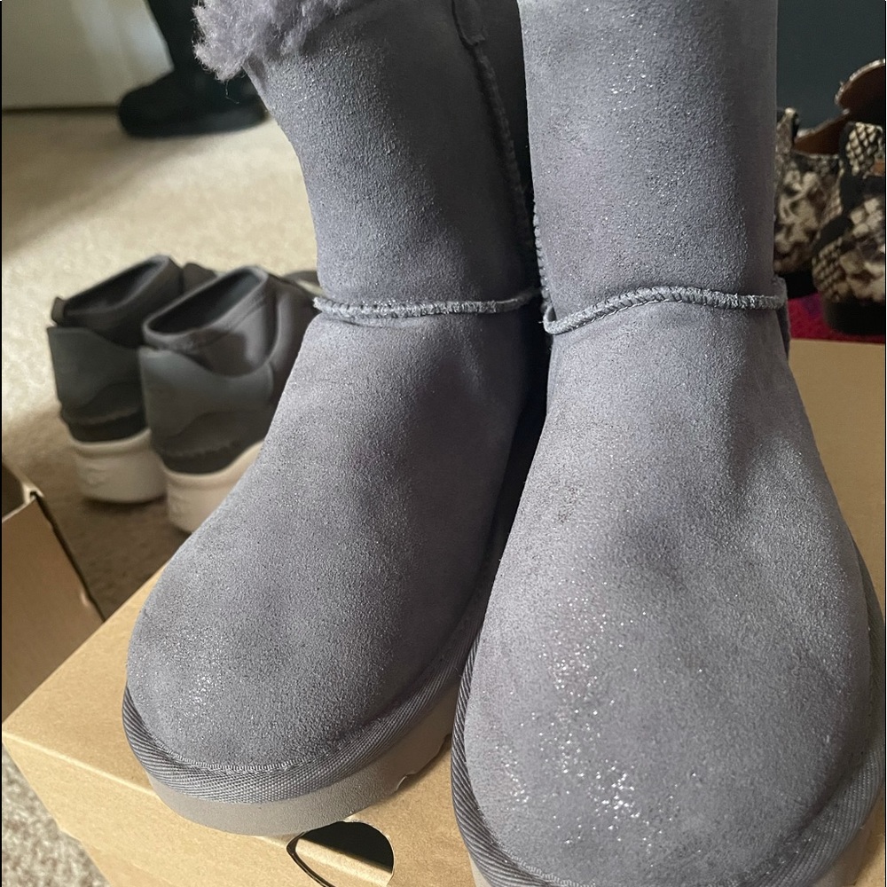*SOLD* 11.19.2024 Size 9 glitter gray Ugg boots